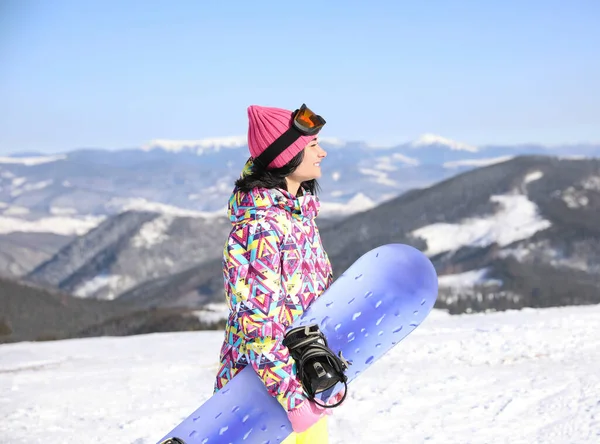 Mujer Joven Con Snowboard Aire Libre Vacaciones Invierno —  Fotos de Stock