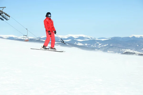 Männlicher Skifahrer Auf Schneebedecktem Hang Den Bergen Winterurlaub — Stockfoto