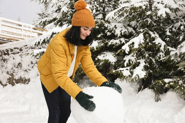Ευτυχισμένη Γυναίκα Που Φτιάχνει Χιονάνθρωπο Έξω Χειμερινές Διακοπές — Φωτογραφία Αρχείου