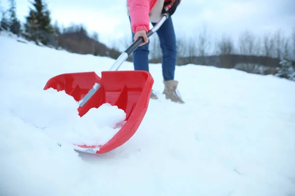 Женщина Убирает Снег Лопатой Открытом Воздухе Зимний День Крупным Планом — стоковое фото