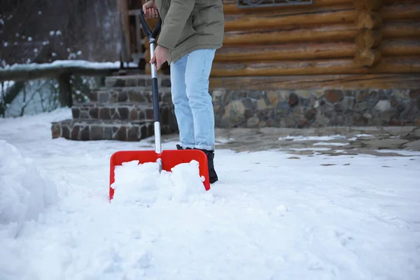 Hombre Limpiando Nieve Con Pala Aire Libre Día Invierno Primer — Foto de Stock