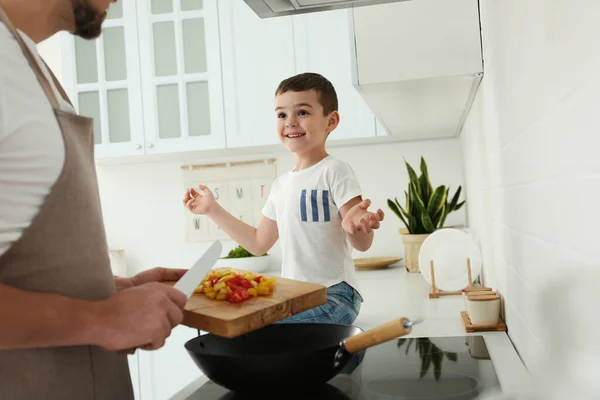Padre Figlio Cucinano Insieme Cucina Primo Piano — Foto Stock