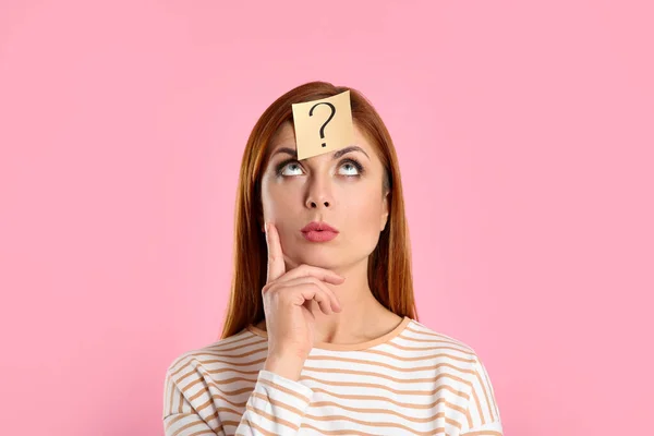 Emotionele Vrouw Met Vraagteken Sticker Voorhoofd Tegen Roze Achtergrond — Stockfoto