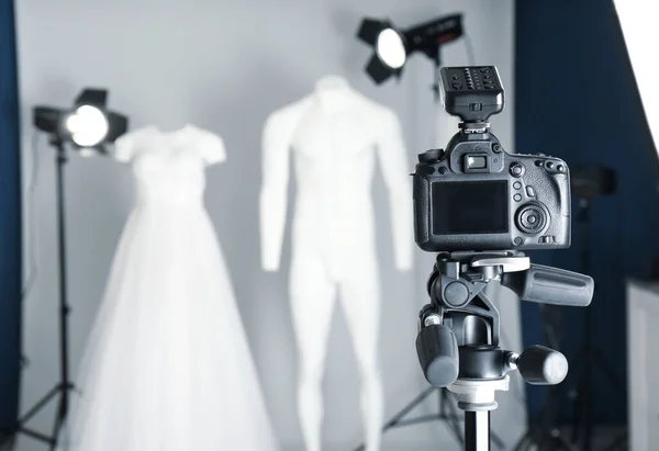 在专业摄影演播室拍摄穿着现代服装的鬼怪的照片 把焦点放在相机上 — 图库照片