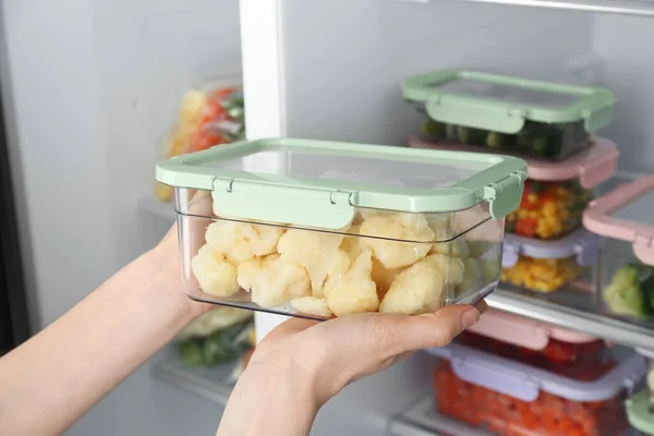 Mujer Tomando Recipiente Con Col Coliflor Congelada Del Refrigerador Primer — Foto de Stock