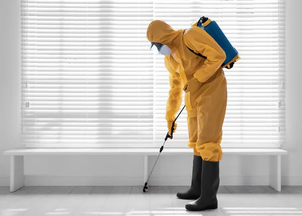 木製の床の屋内 テキストのためのスペースに殺虫剤を噴霧保護スーツの男性労働者 害虫駆除 — ストック写真
