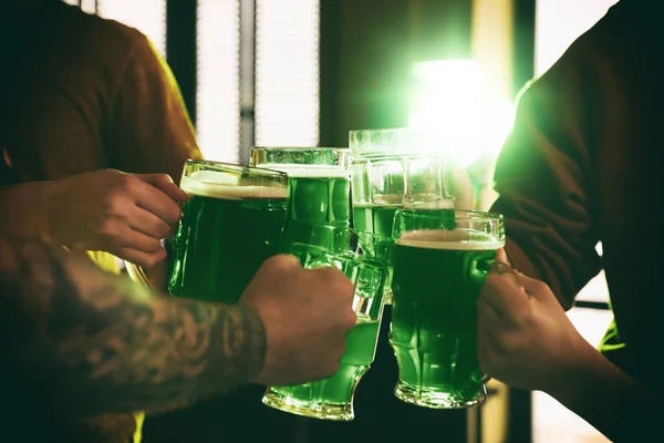 Групу Друзів Смажать Зеленим Пивом Пабі Клуатрі День Святого Патрика — стокове фото