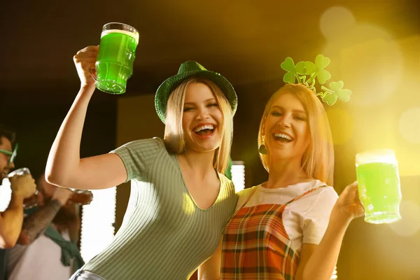 Młode Kobiety Kieliszkach Zielonego Piwa Pubie Święto Patryka — Zdjęcie stockowe
