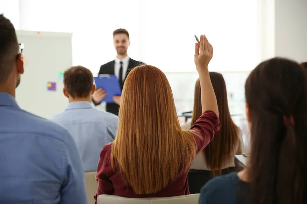 Młoda Kobieta Podnosi Rękę Aby Zadać Pytanie Szkoleniu Biznesowym Pomieszczeniach — Zdjęcie stockowe