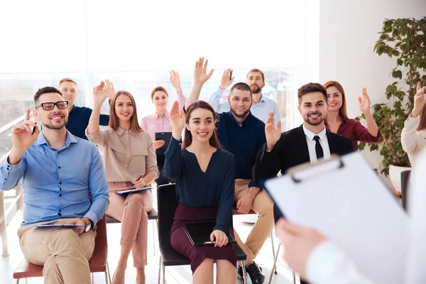 Personas Levantando Las Manos Para Hacer Preguntas Formación Empresarial Interiores —  Fotos de Stock