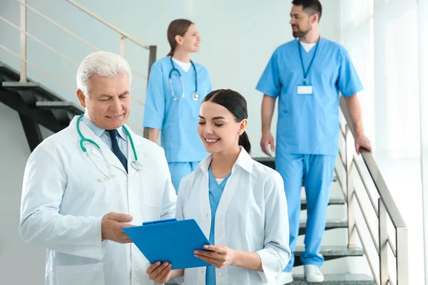 Gruppe Von Ärzten Der Klinik Medizinische Versorgung — Stockfoto