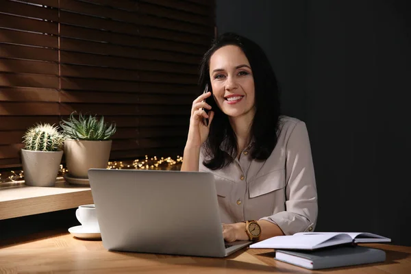 Bella Donna Matura Con Computer Portatile Che Parla Smartphone Casa — Foto Stock