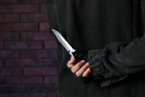 Homme Avec Couteau Derrière Dos Près Mur Briques Gros Plan — Photo