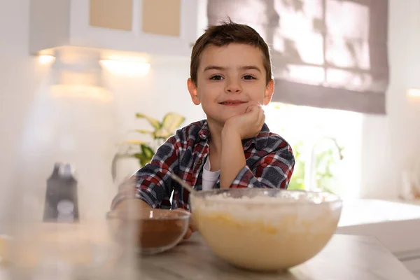 Mutfakta Yemek Malzemeleri Olan Şirin Bir Çocuk — Stok fotoğraf