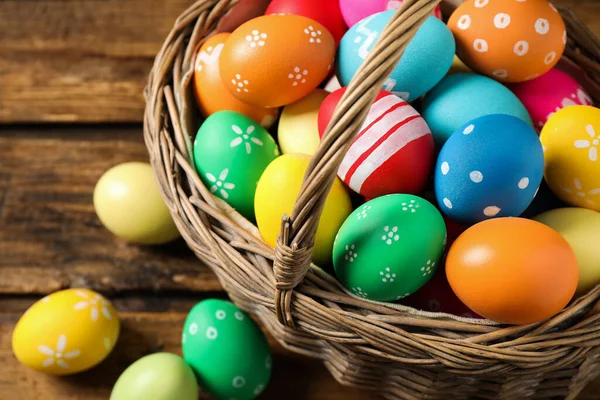 Ahşap Arka Planda Sepetteki Renkli Paskalya Yumurtaları Yakın Plan — Stok fotoğraf