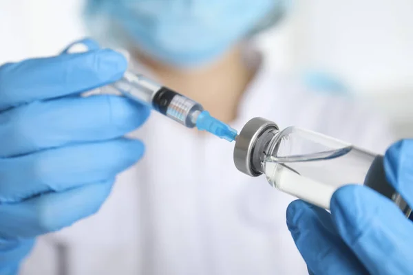 Лікар Наповнює Шприц Ліками Крупним Планом Вакцинація Імунізація — стокове фото
