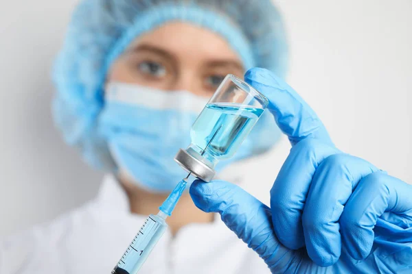 Läkaren Fyller Sprutan Med Medicin Närbild Vaccination Och Immunisering — Stockfoto