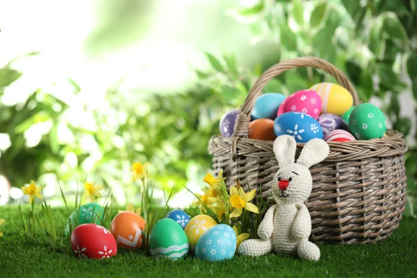 五彩缤纷的复活节彩蛋和绿草上的玩具兔子 案文的篇幅 — 图库照片