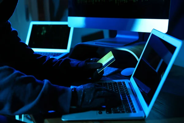 Hacker Com Cartão Crédito Laptop Quarto Escuro Close Crime Cibernético — Fotografia de Stock