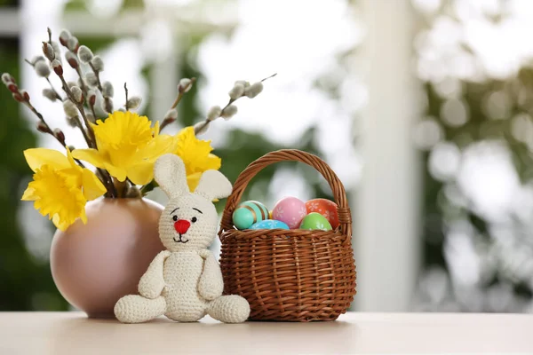 Festlig Sammansättning Med Påskägg Korg Och Kanin Bord Mot Suddigt — Stockfoto