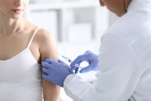 Läkare Ger Injektion Till Gravida Kvinnor Sjukhus Närbild Vaccinationskoncept — Stockfoto