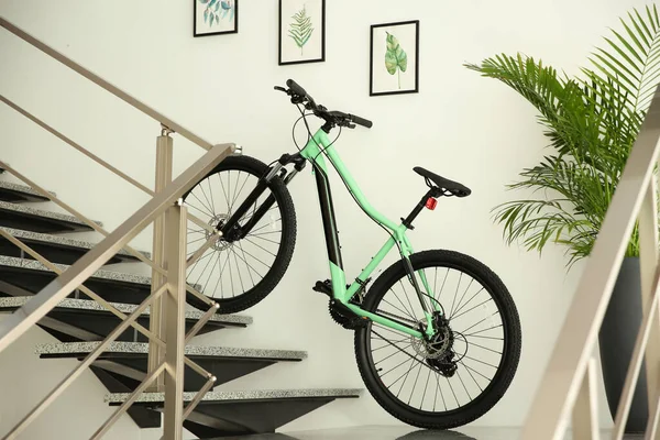 Modernes Grünes Fahrrad Auf Treppe Hause — Stockfoto
