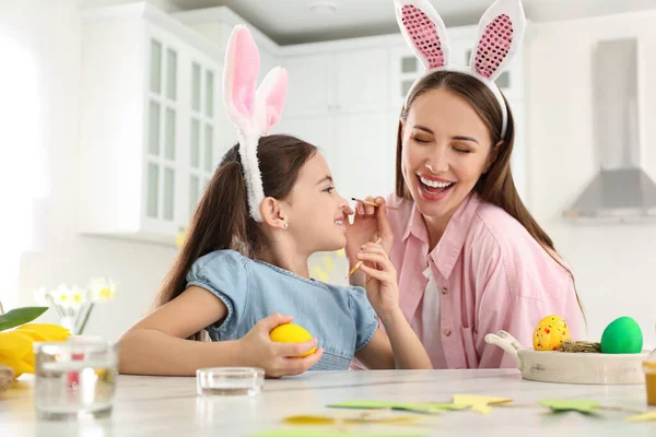 Šťastná Matka Dcera Králičí Uši Čelenky Baví Při Malování Velikonoční — Stock fotografie