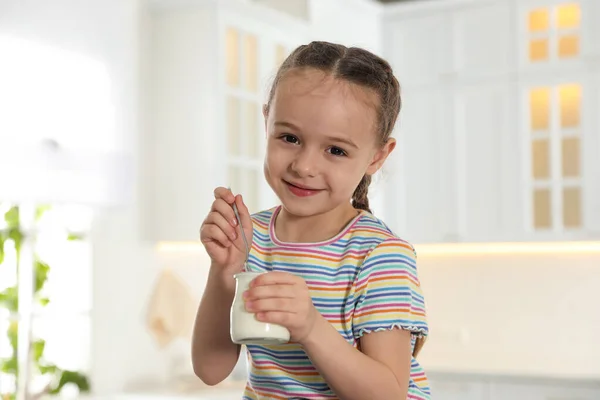 Nettes Kleines Mädchen Mit Leckerem Joghurt Der Küche — Stockfoto