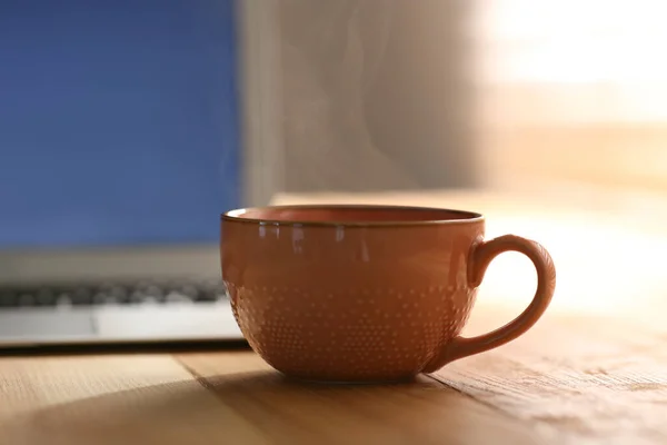 Läckert Kaffe Och Laptop Träbord God Morgon — Stockfoto