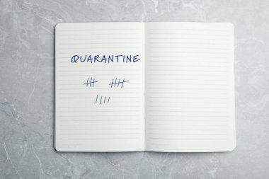Not defterini mermer masanın üstünde aç, en üstte. Coronavirüs salgını sırasındaki karantina günleri sayılıyor 