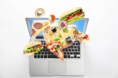 Modern dizüstü bilgisayar, beyaz arka planda çevrimiçi yemek dağıtım servisi açık sayfası, üst görünüm