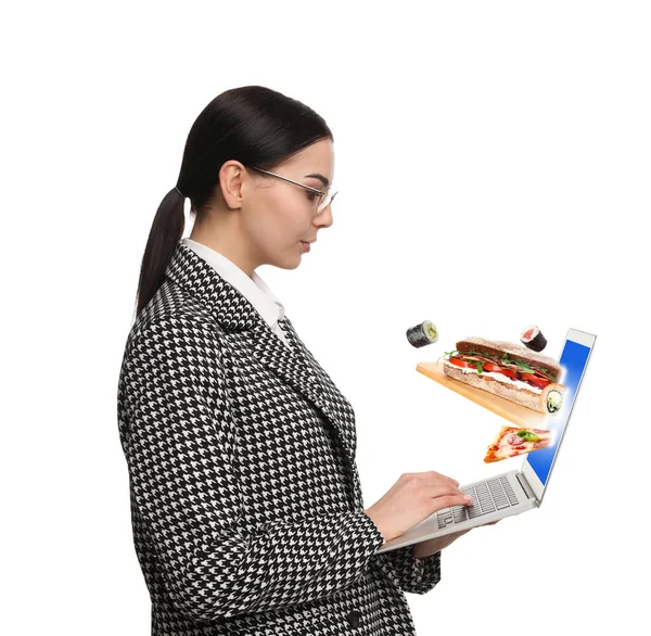 Młoda Kobieta Korzystająca Laptopa Zamawiania Żywności Online Białym Tle Usługa — Zdjęcie stockowe