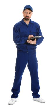 Beyaz arkaplanda panosu olan profesyonel oto tamircisinin tam boy portresi