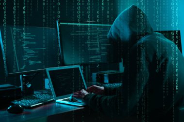 Masadaki siber kriminal hack sistemi, önplandaki dijital ikili kod.