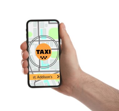 Beyaz arka planda akıllı telefondan taksi çağıran adam, yakın plan.