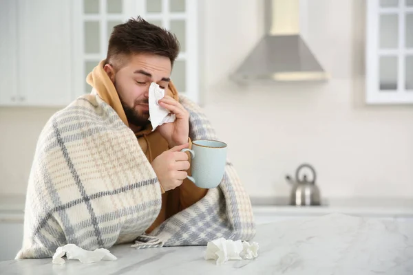 Nemocný Mladý Muž Šálkem Horkého Nápoje Kapesníčků Kuchyni Virus Chřipky — Stock fotografie