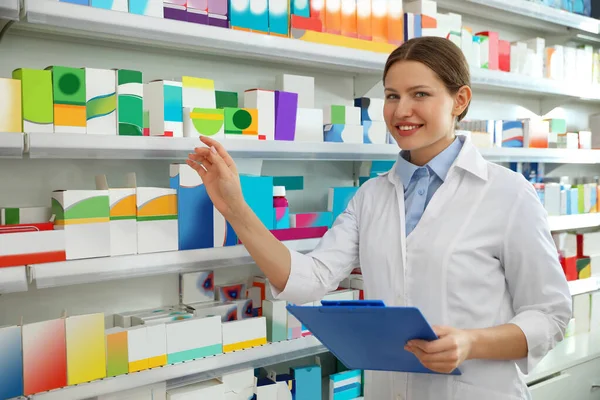 Farmacéutico Profesional Con Portapapeles Farmacia Moderna —  Fotos de Stock