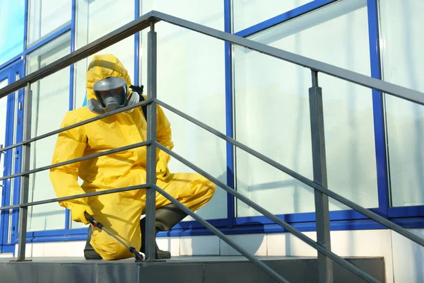 屋外の階段に殺虫剤を噴霧保護スーツの男性労働者 害虫駆除 — ストック写真