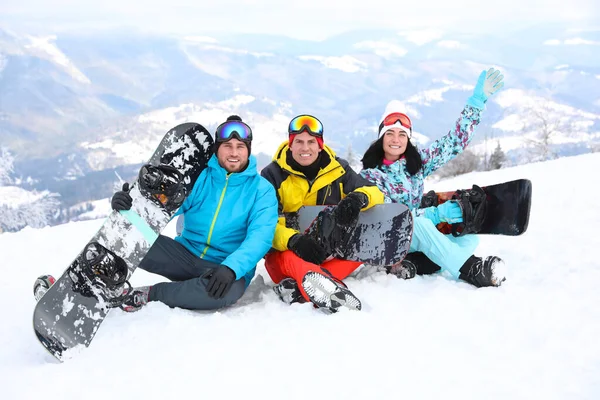 Amis Avec Des Snowboards Station Montagne Vacances Hiver — Photo