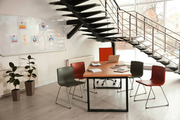 현대식 사무실 탁자가 회의실 — 스톡 사진