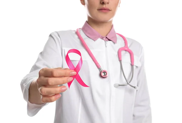 Lekarz Różową Wstążką Stetoskopem Białym Tle Zbliżenie Świadomość Raka Piersi — Zdjęcie stockowe