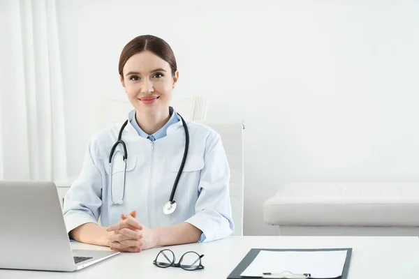 Retrato Una Joven Doctora Bata Blanca Lugar Trabajo — Foto de Stock