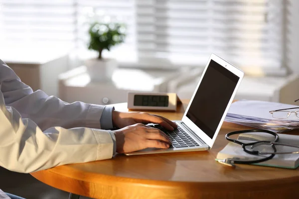 Médico Profissional Trabalhando Laptop Escritório Close — Fotografia de Stock