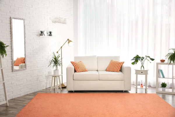 Elegante Interior Habitación Con Cómodo Sofá Alfombra Naranja —  Fotos de Stock