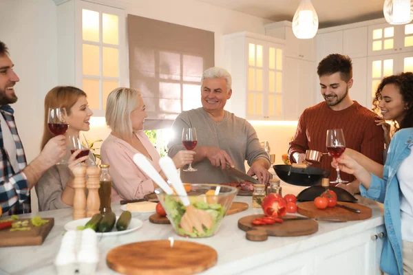Pessoas Felizes Cozinhar Comida Juntos Cozinha — Fotografia de Stock