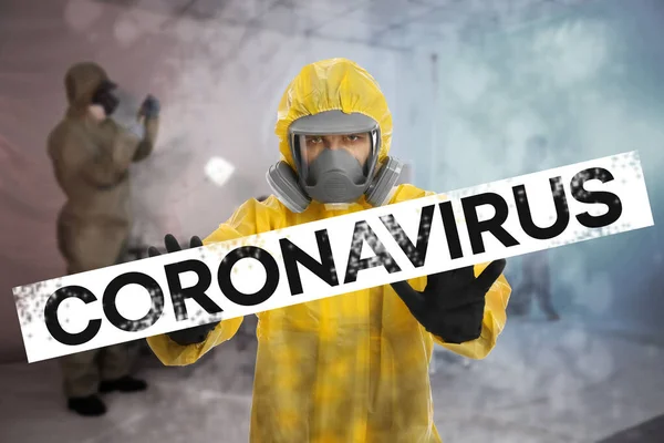 Kimyasal Koruyucu Giysili Bir Adam Kapalı Mekanda Durduğunu Gösteriyor Virüsün — Stok fotoğraf
