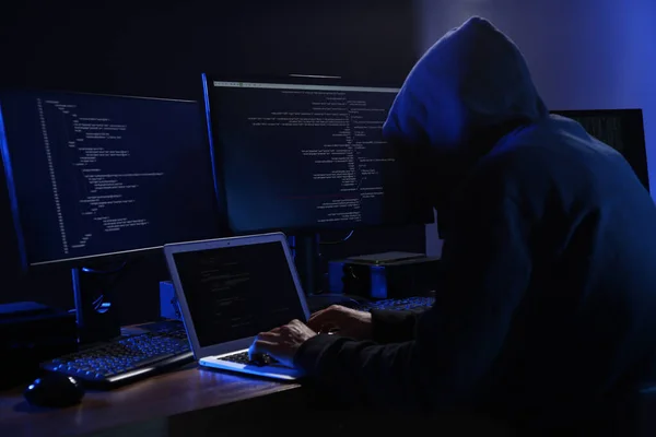 Hacker Com Computadores Quarto Escuro Crime Cibernético — Fotografia de Stock