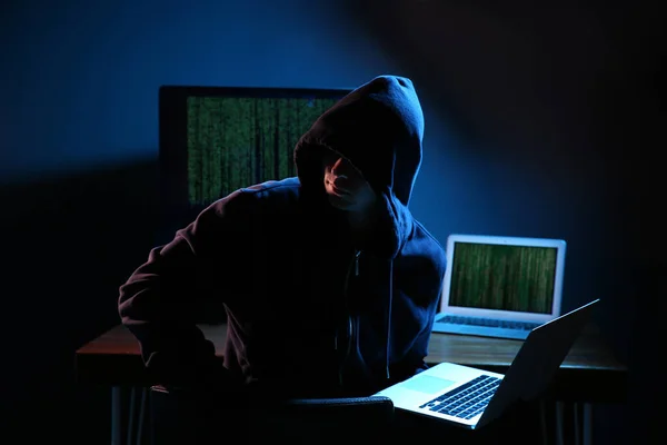 Хакер Компьютерами Темной Комнате Киберпреступность — стоковое фото