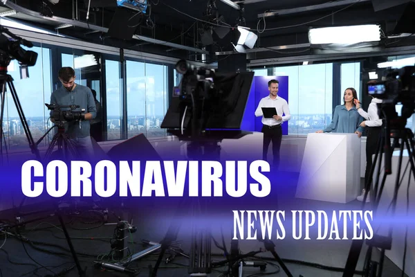 Sunucular ve kamera operatörü stüdyoda çalışıyor. Coronavirus salgını - son güncellemeler