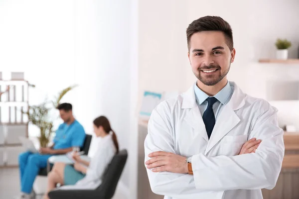 Retrato Médico Masculino Clínica Moderna — Fotografia de Stock